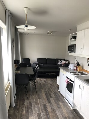 コンフォート アパートメント ベッド (複数台) | 専用キッチン | 冷蔵庫、コンロ、電気ポット、調理器具と食器