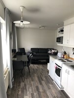 Comfort-íbúð - mörg rúm | Einkaeldhús | Ísskápur, eldavélarhellur, rafmagnsketill, pottar/pönnur/diskar/hnífapör