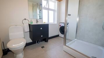 Comfort-huoneisto, 2 makuuhuonetta | Kylpyhuone | Suihku, sadesuihkupää, ilmaiset hygieniatuotteet, hiustenkuivaaja