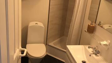 LÀgenhet Comfort - flera sÀngar | Badrum | Dusch, regndusch, gratis toalettartiklar och hÄrtork