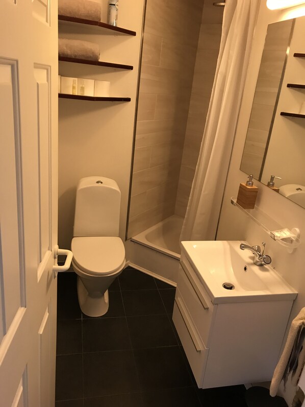 コンフォート アパートメント ベッド (複数台) | バスルーム | シャワー、レインフォールシャワー、バスアメニティ (無料)、ヘアドライヤー