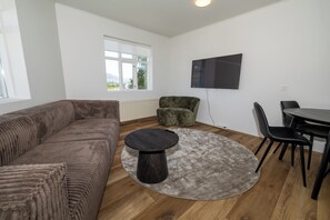 Comfort-Apartment, 2 Schlafzimmer | Wohnbereich | Flachbildfernseher, Netflix