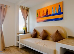 Superior-Apartment, Mehrere Betten, Kochnische | Wohnzimmer | 32-Zoll-Flachbildfernseher mit Kabelempfang, Fernseher