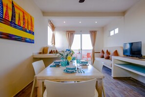 Căn hộ Junior, 2 phòng ngủ, bếp nhỏ | Khu phòng khách | TV màn hình phẳng 32-inch có truyền hình cáp, TV 