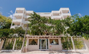Un immeuble à plusieurs étages sur lequel on peut lire l’inscription « Casa del Arbol ».