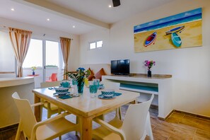 Junior-Apartment, 2 Schlafzimmer, Kochnische | Minibar, Zimmersafe, Schreibtisch, kostenloses WLAN