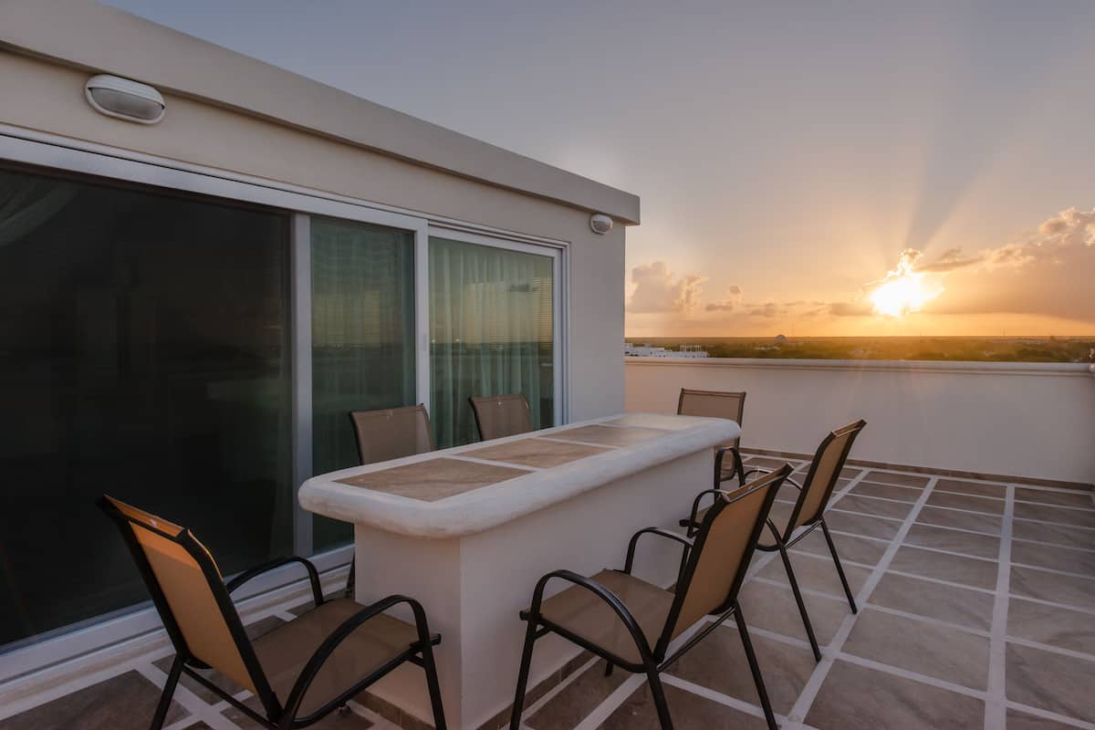 Ático exclusivo, 1 cama de matrimonio grande | Minibar, caja fuerte, escritorio y wifi gratis