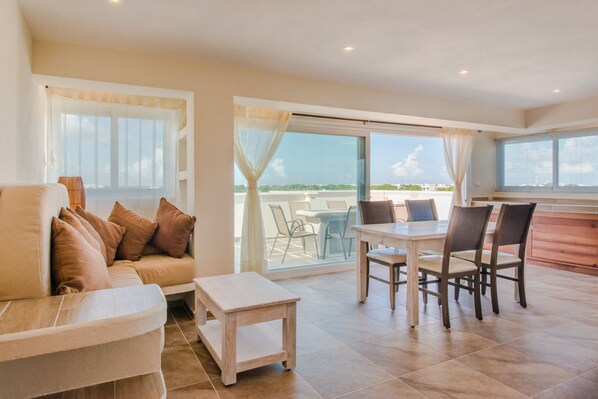 Exclusive-Penthouse, 1 King-Bett | Wohnzimmer | 32-Zoll-Flachbildfernseher mit Kabelempfang, Fernseher