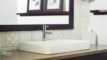 Rainfall showerhead, free toiletries, hair dryer, towels