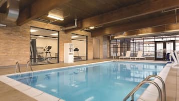 Indoor pool, sun loungers