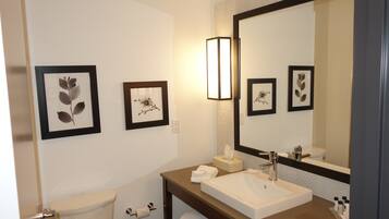 Rainfall showerhead, free toiletries, hair dryer, towels