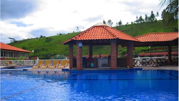 Inomhuspool och utomhuspool