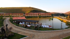 A resort with a swimming pool, swan-shaped lounge chairs, and a gazebo. - Vassouras Eco Resort (Vassouras)