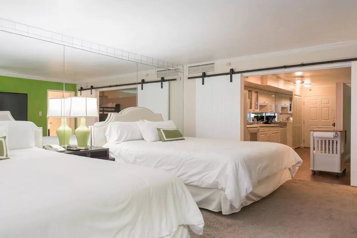 Condo de lujo, 2 habitaciones, baño privado | 2 habitaciones, tabla de planchar con plancha y wifi gratis