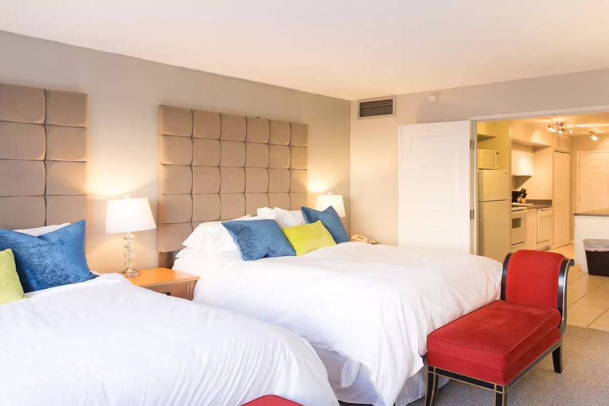 Condo de lujo, 1 habitación, baño privado | 2 habitaciones, tabla de planchar con plancha y wifi gratis