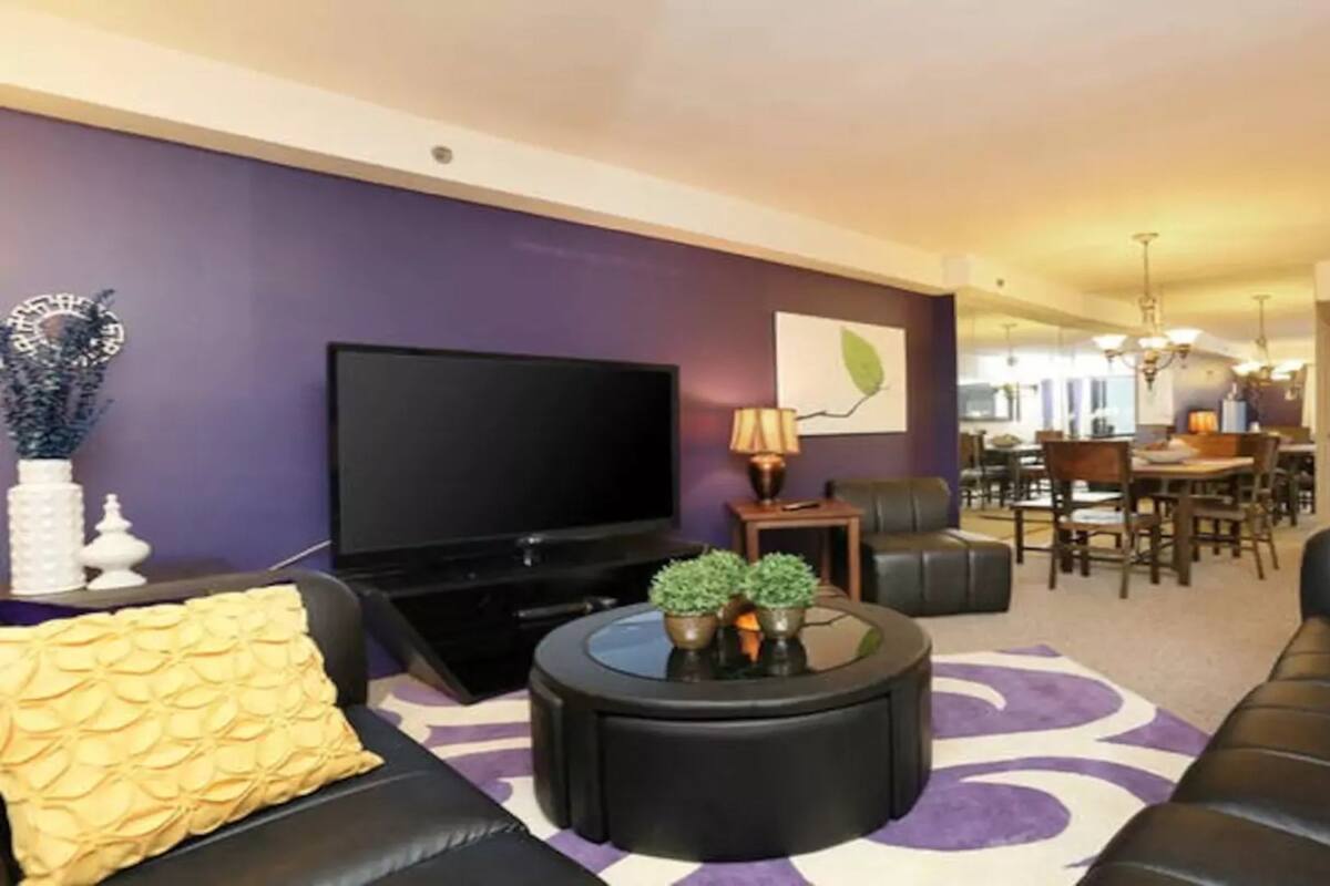 Condo de lujo, 2 habitaciones, 2 baños | Área de sala de estar | Televisión de pantalla plana