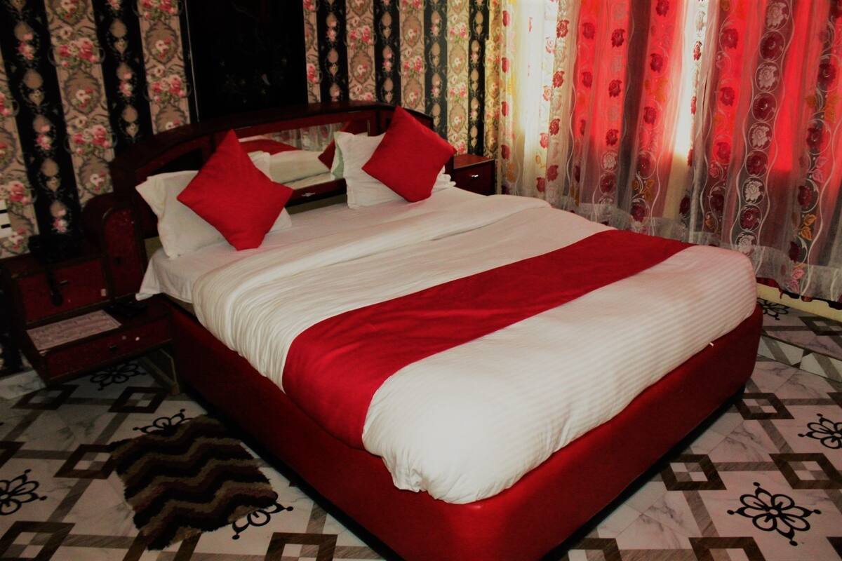 Presidential Suite, 1 King Bed | Individually decorated, individually furnished, desk, laptop workspace
