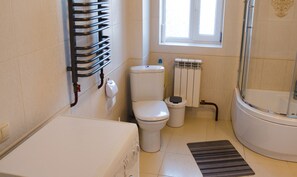 Family House, 3 Bedrooms, Sauna, River View | Bilik Mandi | Pancuran mandi, kelengkapan dandanan diri percuma, tuala disediakan 