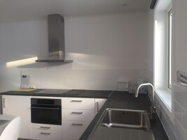 高级开间套房, 1 间卧室, 厨房, 一层 | 私人厨房 | 冰箱、微波炉、烤箱、炉灶