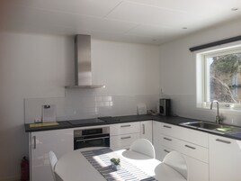 高级开间套房, 1 间卧室, 厨房, 一层 | 私人简易厨房 | 冰箱、微波炉、烤箱、炉灶