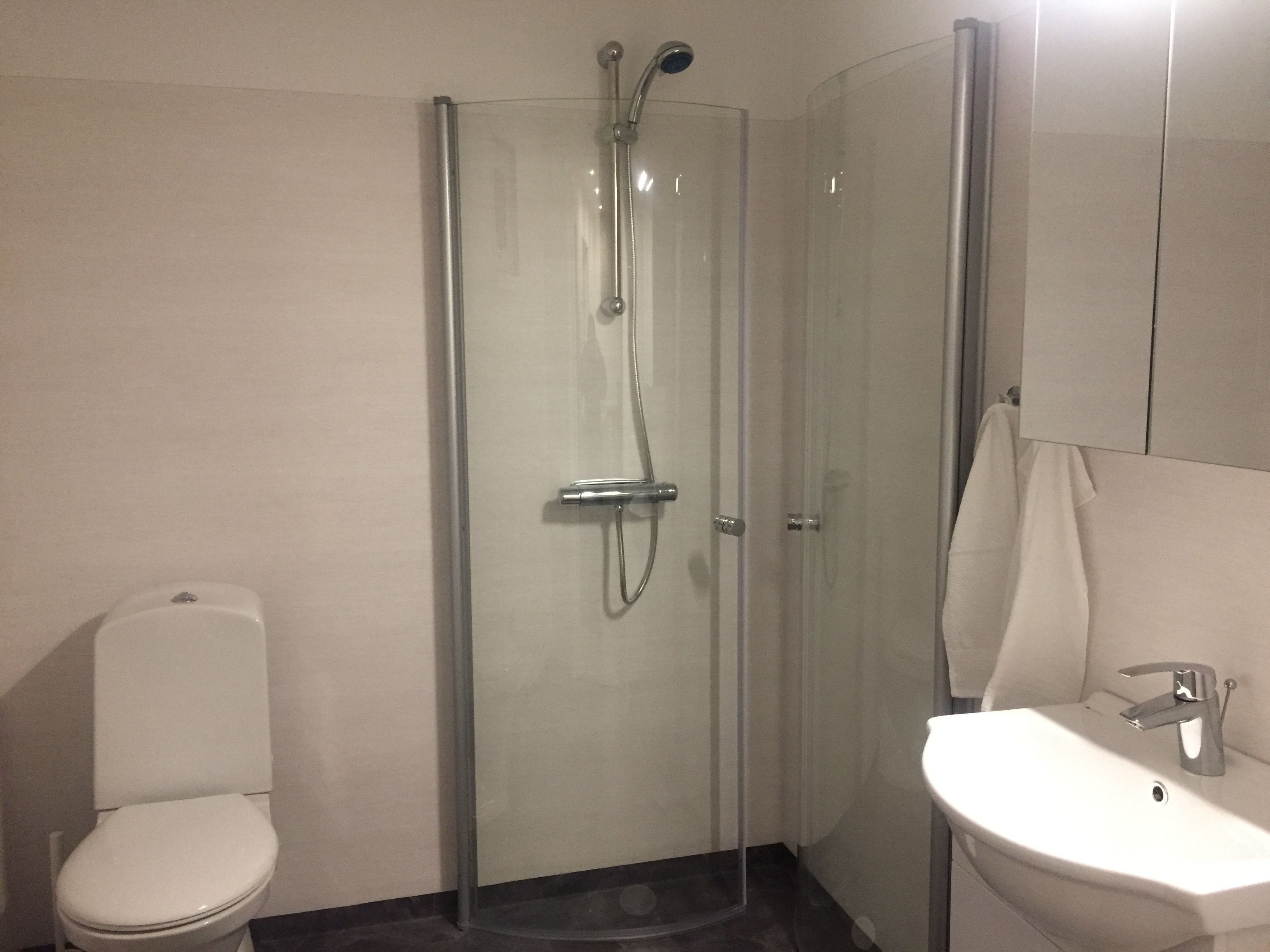 Suite estudio superior, 1 habitación, cocina, planta baja | Baño | Regadera, regadera tipo lluvia, amenidades de baño gratuitas, pantuflas 