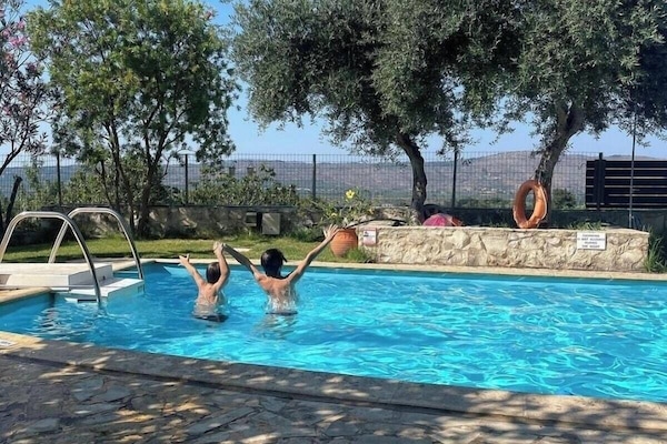 Full-size fridge, microwave, oven, stovetop