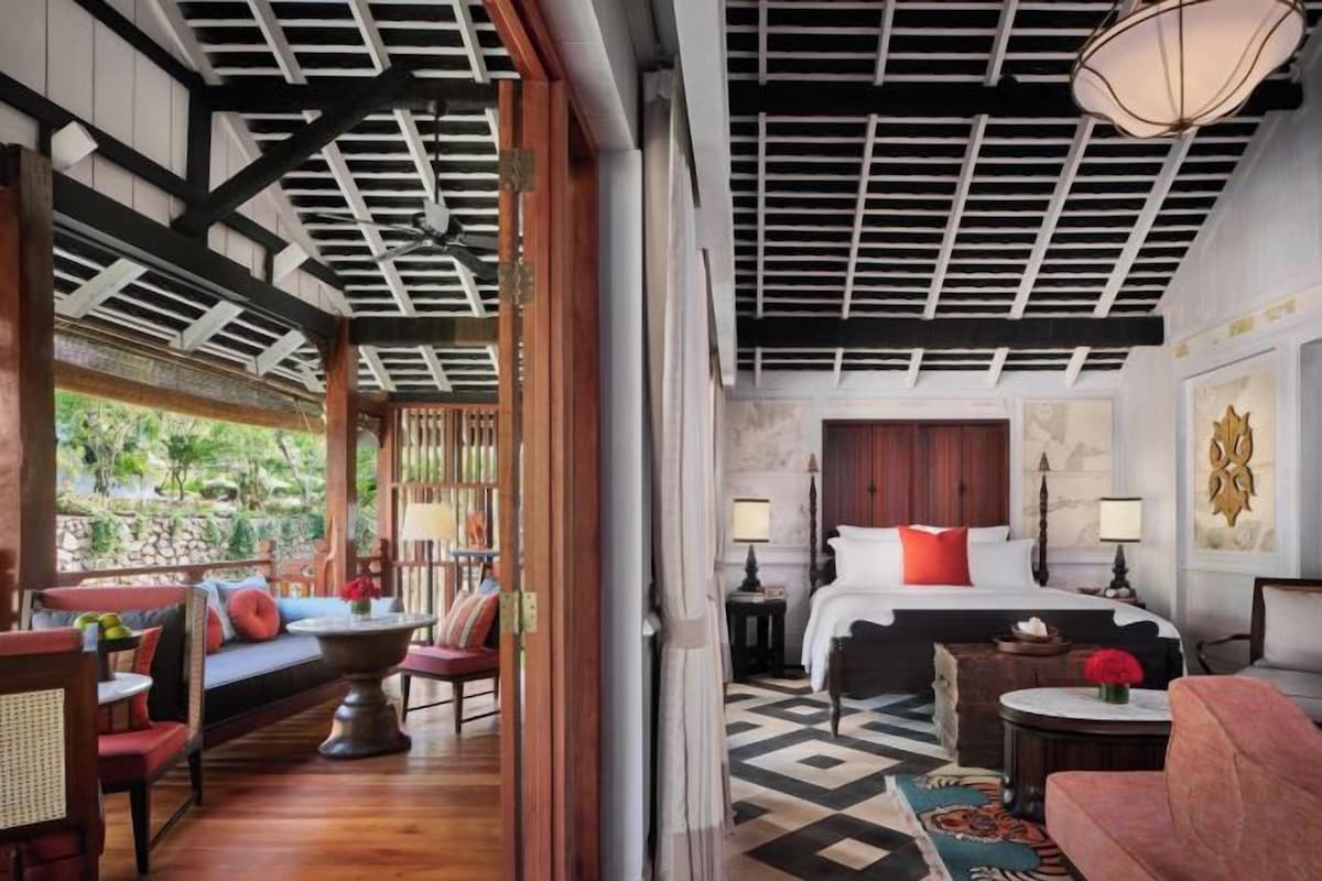 Riverside King Villa