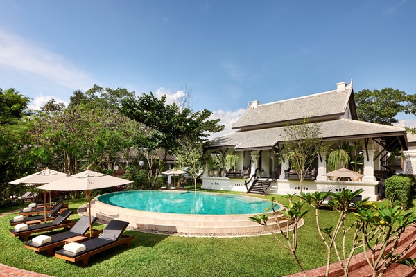 Una piscina al aire libre, tumbonas