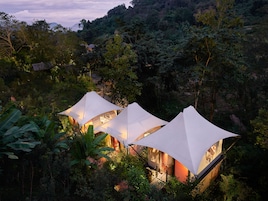 Couples treatment rooms, aromatherapy, deep-tissue massages