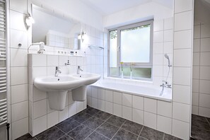 Een douche, gratis toiletartikelen, handdoeken