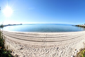 På stranden og hvit sand