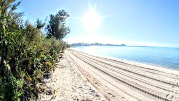 Di pantai, pasir putih
