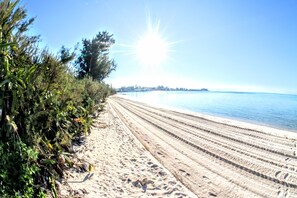 En la playa, arena blanca