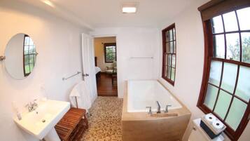 Traditional Villa, 5 Bedrooms | Bathroom