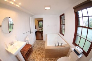 Vila tradicional, 5 quartos | Banheiro | Chuveiro, produtos de toalete grátis, secador de cabelo 