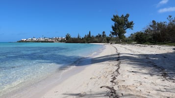 På stranden och vit sandstrand