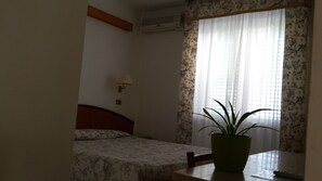 双人房 | 办公桌、折叠床/加床（额外收费）、免费 WiFi