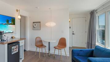 تلفزيون بشاشة مسطحة، وحدة شحن آي بود، وحدة شحن إم بي ثري