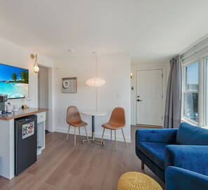 Flat-screen TV, iPod dock, MP3 dock - The Foxberry  (Provincetown)