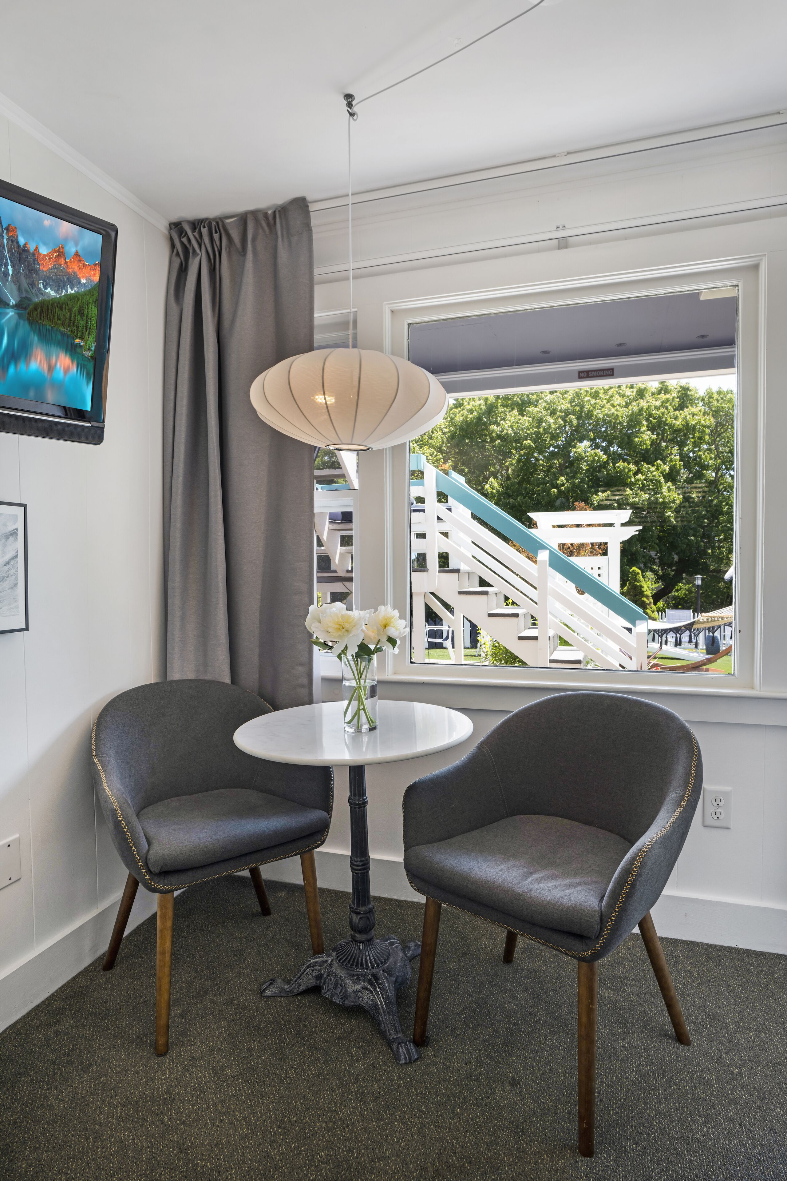 Literie hypoallergénique, surmatelas, minibar, décoration personnalisée