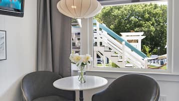 Literie hypoallergénique, surmatelas, minibar, décoration personnalisée