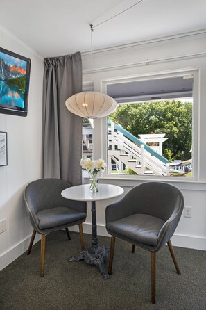 Hypo-allergenic bedding, pillowtop beds, minibar, individually decorated - The Foxberry  (Provincetown)