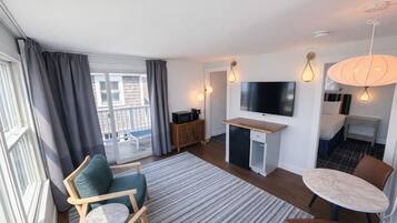 Panoramic Suite | Hypo-allergenic bedding, pillowtop beds, minibar, individually decorated