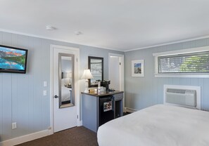 Hypo-allergenic bedding, pillowtop beds, minibar, individually decorated - The Foxberry  (Provincetown)