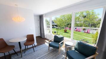 Standard Suite | Hypo-allergenic bedding, pillow-top beds, minibar