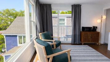 Panoramic Suite | Hypo-allergenic bedding, pillow-top beds, minibar