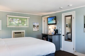 Hypo-allergenic bedding, pillowtop beds, minibar, individually decorated - The Foxberry  (Provincetown)