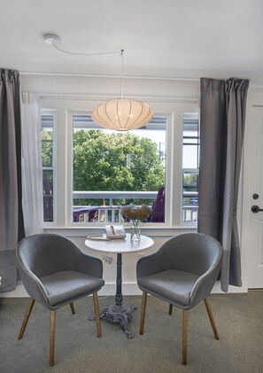 Hypo-allergenic bedding, pillowtop beds, minibar, individually decorated - The Foxberry  (Provincetown)