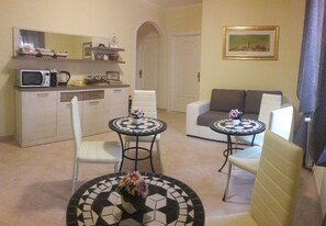 電熱水壺、鍋具/餐盤/廚房用品