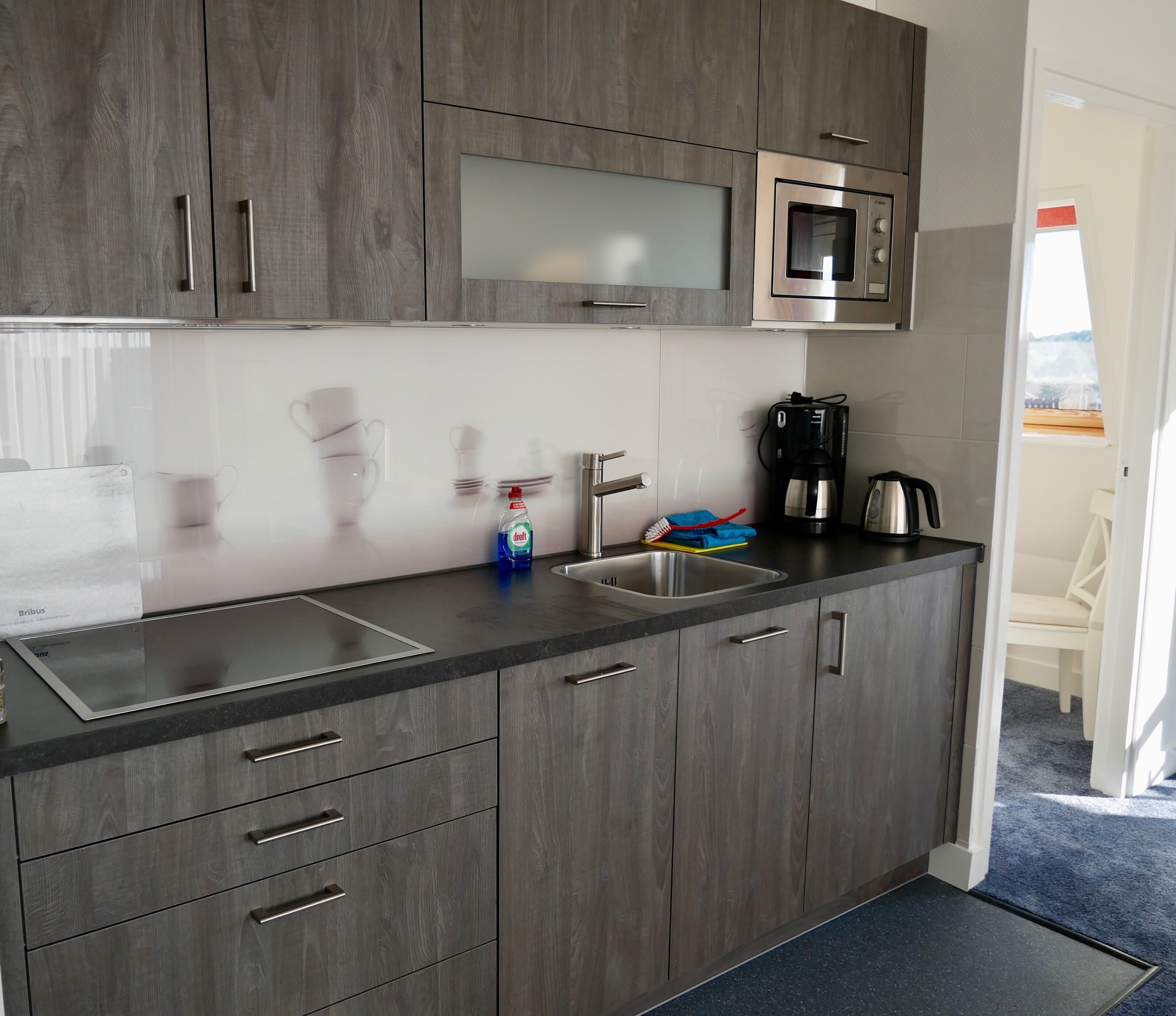 Frigorífico grande, microondas, placa de cocina y lavavajillas